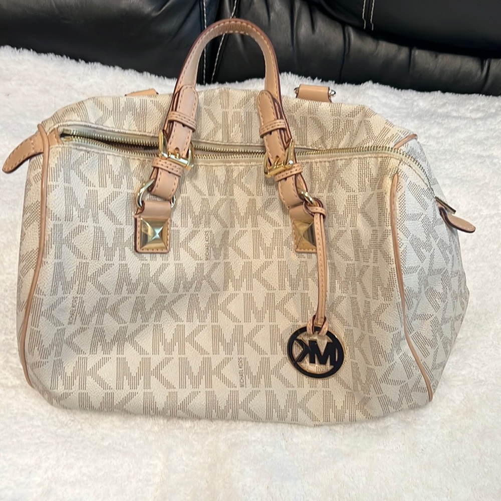 White Michael Kors bag with pockets inside